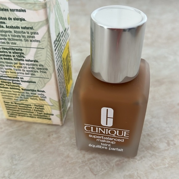 Clinique Superbalanced Makeup in Golden (G) - Picture 4 of 4